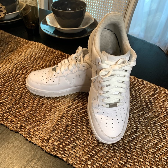 WOMEN'S NIKE AIR FORCE 1 LOW TRIPLE WHITE SHOES 9.5 - Picture 4 of 8